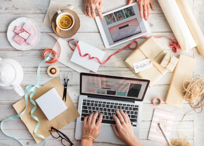 Frasi ad effetto Mani di donna sulla tastiera di PC