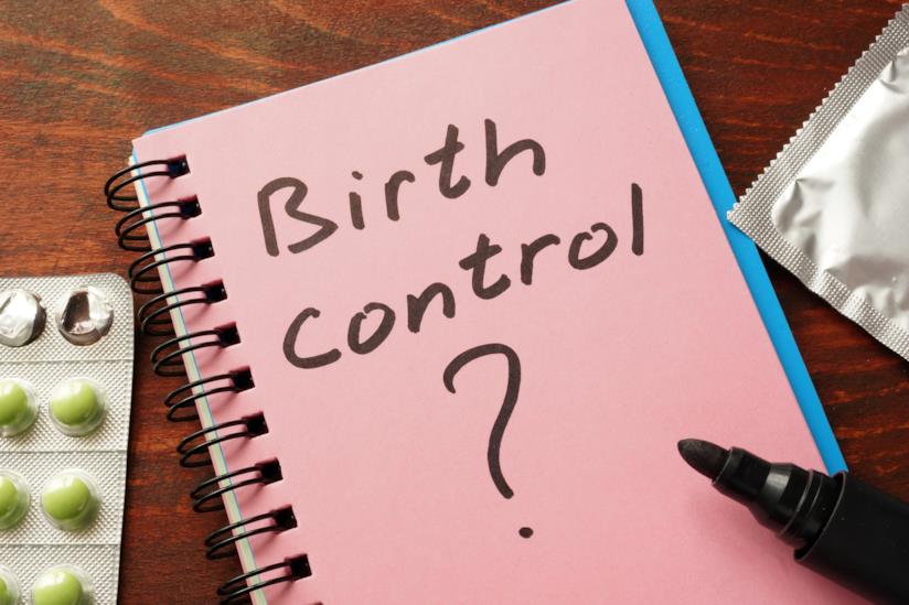 Il primo contraccettivo universale è base naturale Agenda con una scritta sulla copertina e una confezione di pillole accanto