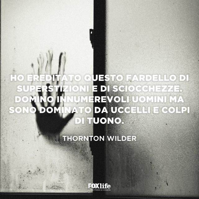 Mano appoggiata su un vetro Frase Wilder