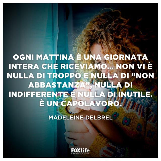 Frase Delbrel Ragazza sorseggia il caffè davanti una finestra