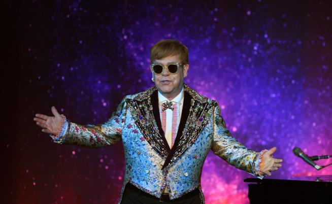 Elton John visita gli Uffizi con una caviglia slogata Elton John sul palcoscenico