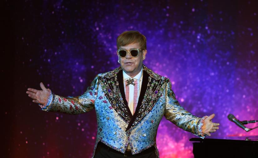 Elton John visita gli Uffizi con una caviglia slogata Elton John sul palcoscenico