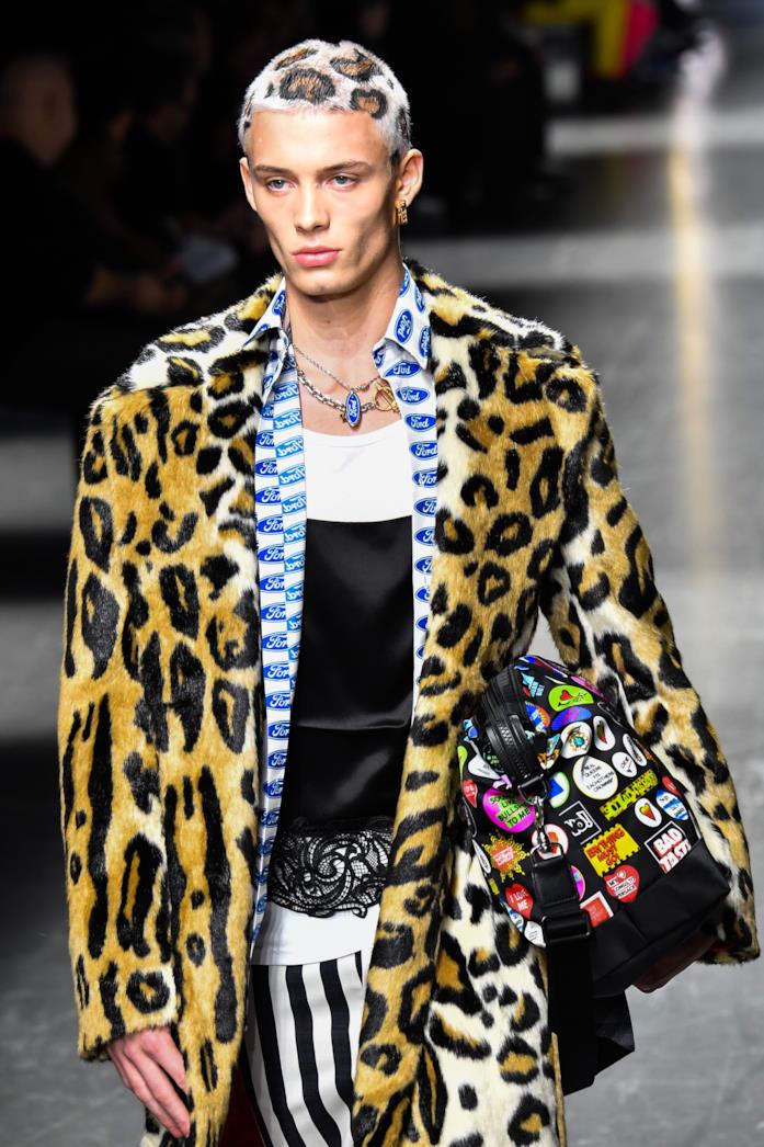 Men's Fall/Winter 2019/20 fashion shows in Milan João Knorr per Versace alla Men's FW 2019/20, cappotto animalier e bag adesivi