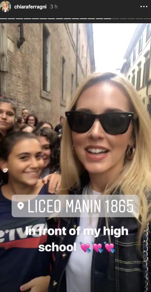Chiara Ferragni visita il suo vecchio liceo Chiara Ferragni davanti al suo liceo