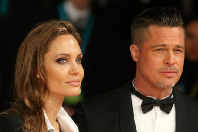 Angelina Jolie sente la mancanza di Brad Pitt Angelina Jolie e Brad Pitt in primo piano