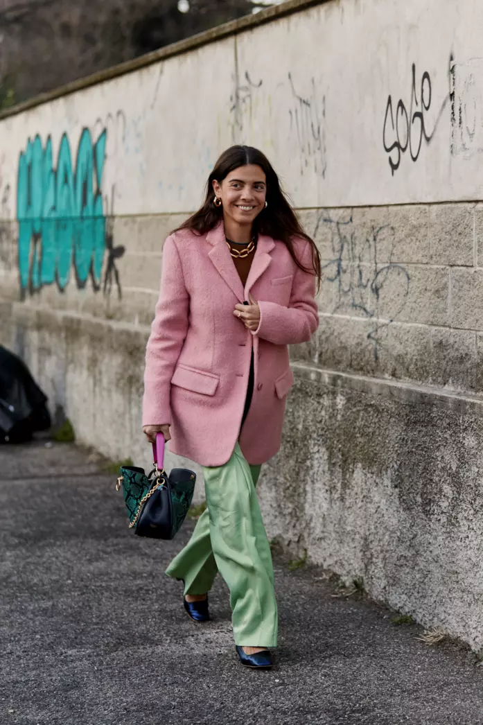 Pantaloni verdi con giacca rosa Pantaloni verdi con giacca rosa antico