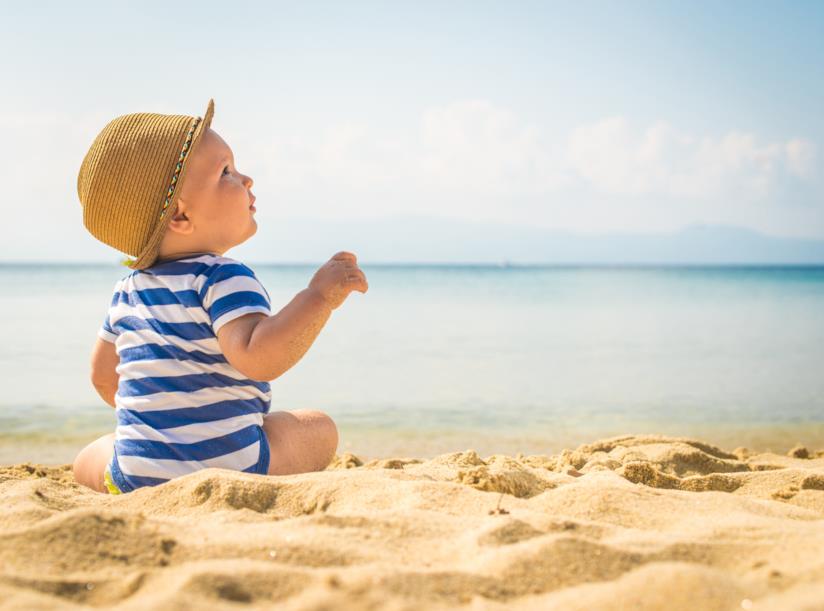 I consigli per un’estate serena col neonato Bambino al mare in spiaggia