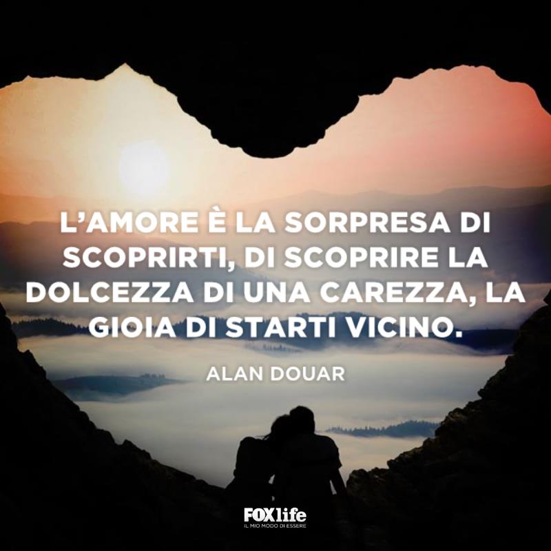 Frase Alan Coppia seduta di fronte a un paesaggio di montagna