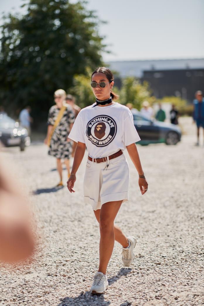 Sneakers abbinate a t-shirt e bermuda Sneakers indossate con bermuda bianchi e t-shirt