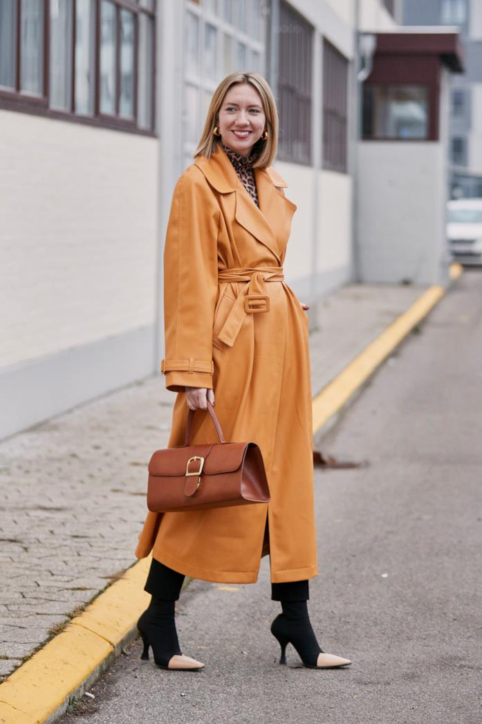 Trench in pelle: i look da copiare per l'autunno 2019 Donna con trench in pelle cammello
