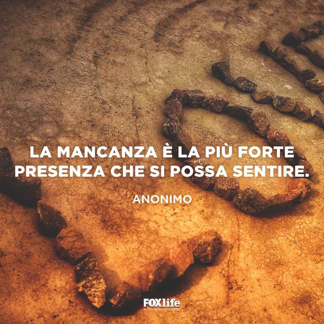Frase sulla mancanza Scritta love con i sassi