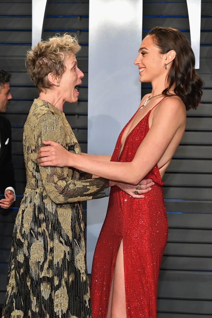 After Party Oscar 2018: i momenti top Frances McDormand entusiasta incontrando Gal Gadot