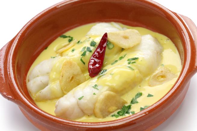Ricetta del baccalà pil pil in salsa con peperoncino piccante, aglio e prezzemolo Baccalà pil pil con peperoncino, aglio e prezzemolo