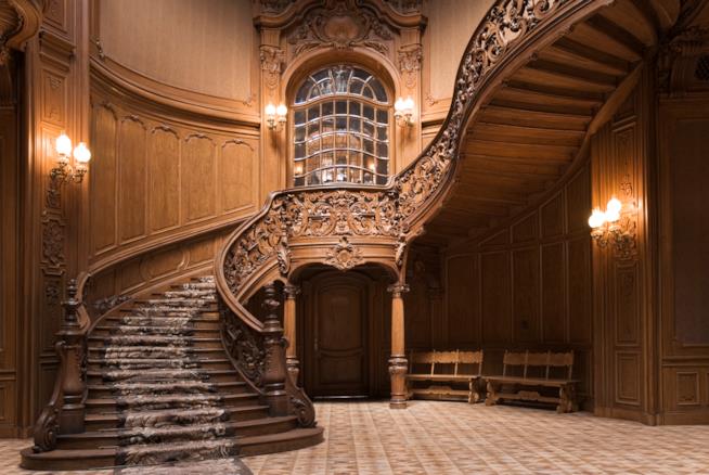 Una scala può diventare una vera opera d'arte Scala in stile barocco costruita in legno