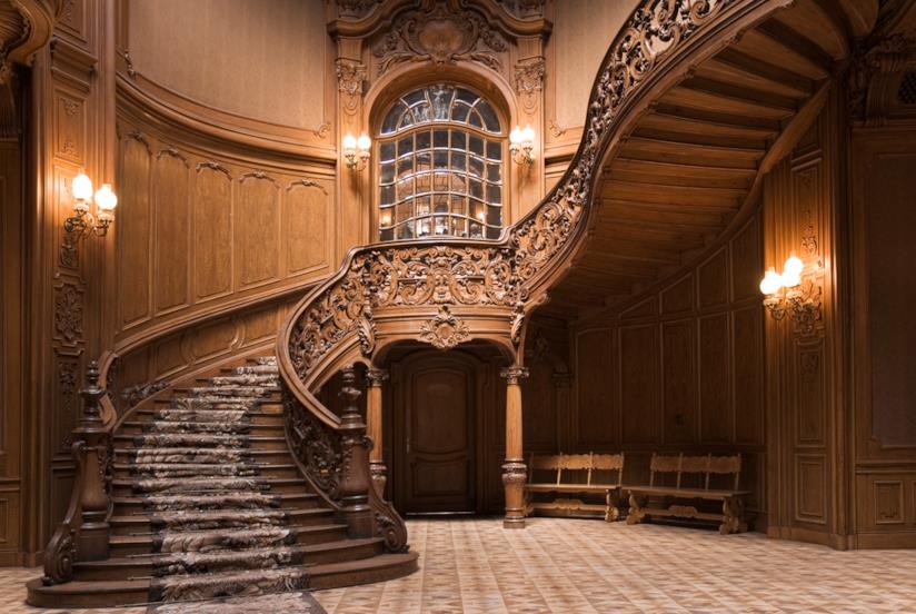Una scala può diventare una vera opera d'arte Scala in stile barocco costruita in legno