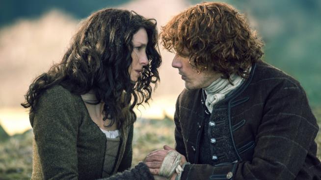 Caitriona e Sam intervistati su Outlander 3 Jamie e Claire si stringono le mani