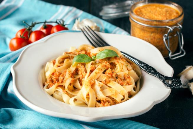 Ricetta fettuccine con pesto alla siciliana Fettuccine e pesto siciliano