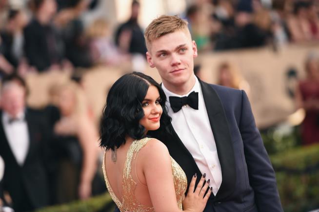 Ariel Winter si fa coccolare dal fidanzato Levi Meaden mentre è in topless Ariel Winter e Levi Meaden