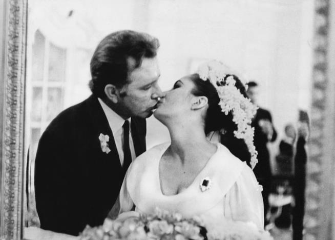 Furious Love: l'amore impossibile e invincibile di Liz Taylor e Richard Burton Una foto di Liz Taylor e Richard Burton al loro matrimonio