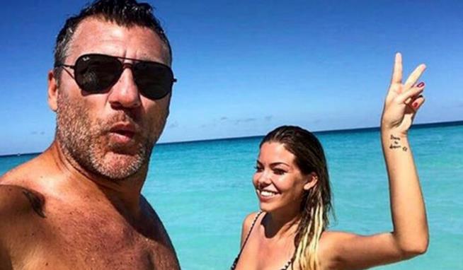 Costanza Caracciolo e Bobo Vieri aspettano un bambino Costanza Caracciolo e Bobo Vieri al mare