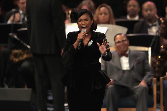 Jennifer Hudson ai funerali di Aretha Franklin Jennifer Hudson canta al funerale di Aretha Franklin