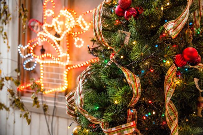 26 idee fai da te per creare un albero di natale originale Decorare l albero di natale modo originale