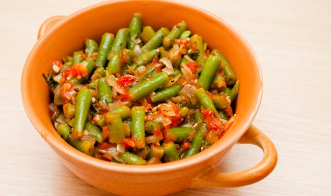 Fagiolini in umido: la ricetta con i pomodori, le patate e la cipolla Fagiolini in umido