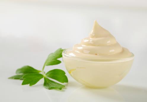 Maionese con tuorlo d'uovo e olio Maionese con uova e olio