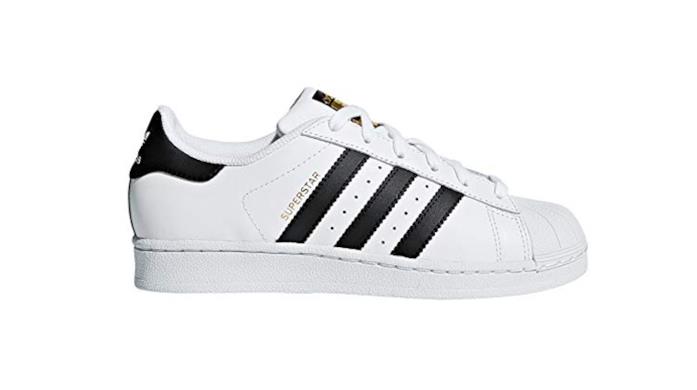 Un classico Adidas amato da uomini e donne di tutte le età Adidas Superstar con righe nere