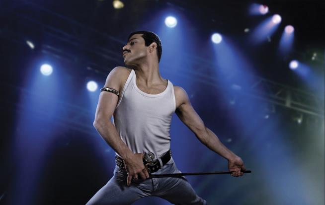 Rami Malek è Freddie Mercury in Bohemian Rhapsody l'attore Rami Malek è un perfetto Freddie Mercury in Bohemian Rhapsody