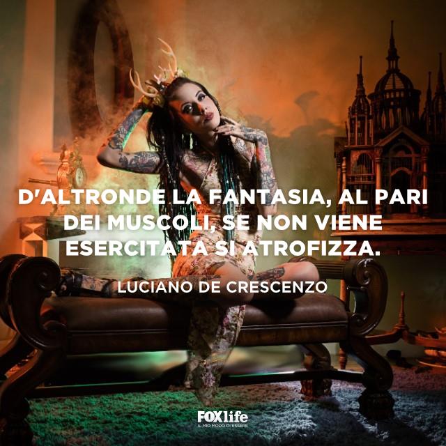Frase fantasia Luciano De Crescenzo Ragazza seduta su un divano che gioca con finte corna di alce