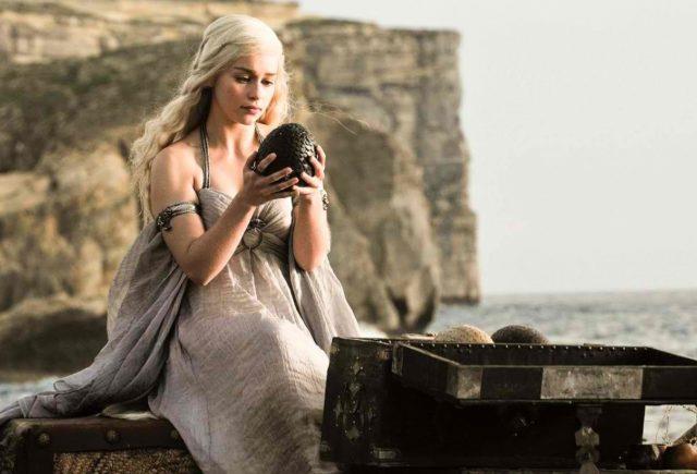 Emilia Clarke è Daenerys Targaryen Emilia Clarke tiene in mano un uovo di drago in una scena di Game of Thrones