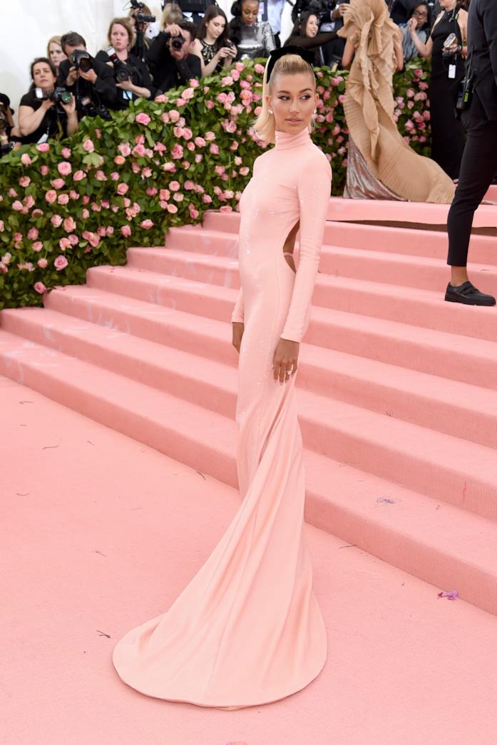 Hailey Baldwin al Met Gala nel 2019 Hailey Baldwin sul red carpet del Met Gala nel 2019