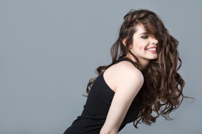 Hair Dusting la tecnica che salva i capelli danneggiati Una ragazza con bellissimi capelli lunghi sorride