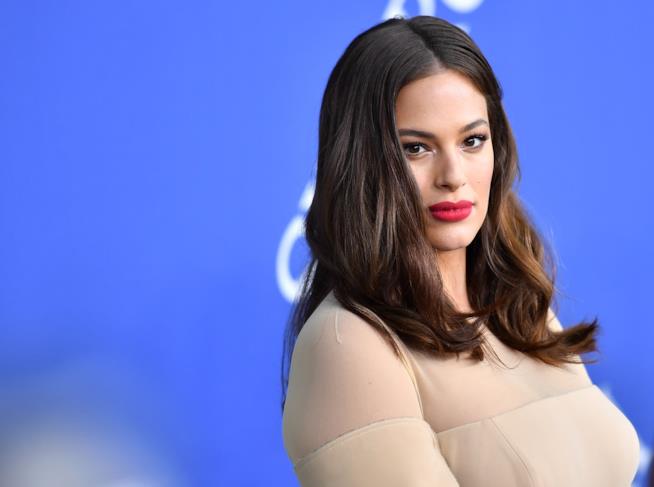Ashley Graham in topless per lanciare la sua nuova linea di costumi La modella Ashley Graham
