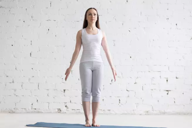 Posizione della montagna Donna che esegue la Tadasana