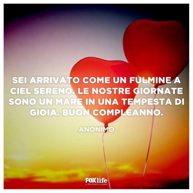 Arrivo improvviso di un bambino Palloncini a forma di cuore volano in cielo
