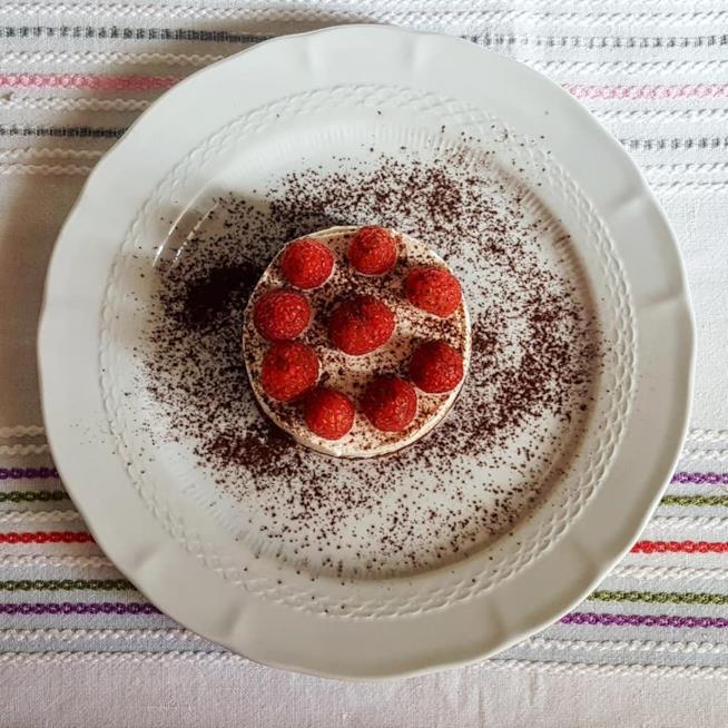 Finta cheesecake ai lamponi Dolcetto a strati con lamponi