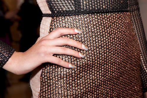 Manicure con smalto bicolore Unghie bianche e dorate