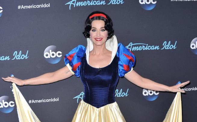 Katy Perry vestita da Biancaneve Katy Perry in versione Biancaneve ad American Idol