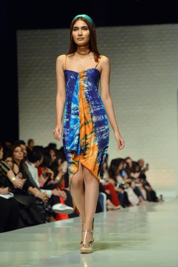Tie-dye in passerella Sfilata con look Tie-dye