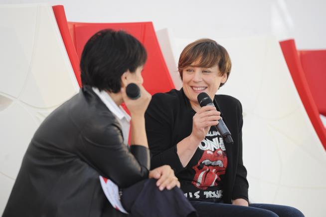 Antonia Klugmann non sarà più giudice a Masterchef Antonia Klugmann, seduta, con il microfono in mano, una maglia dei Rolling Stones e una giacca nera