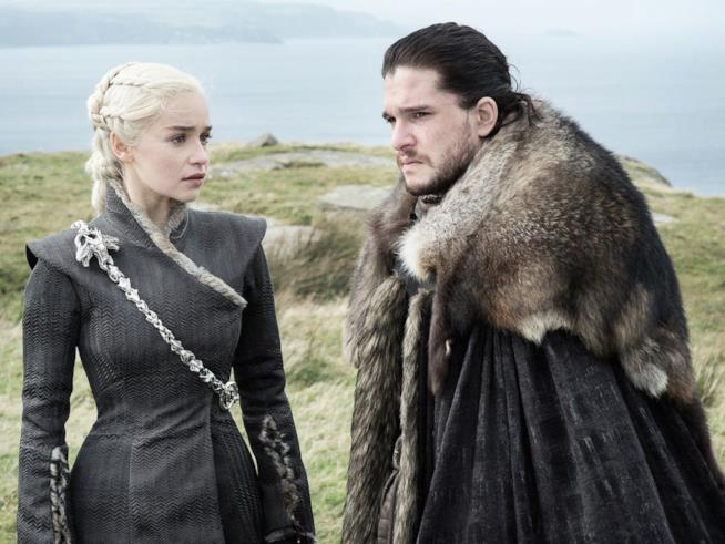 Quella scena tra Jon e Dany in Game of Thrones 7 commentata dal cast Daenerys fissa intensamente Jon Snow, pensierioso