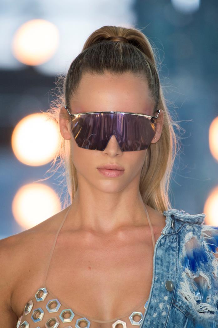 Occhiali da sole Byblos 2019 Modella che indossa occhiali da sole Byblos 2019
