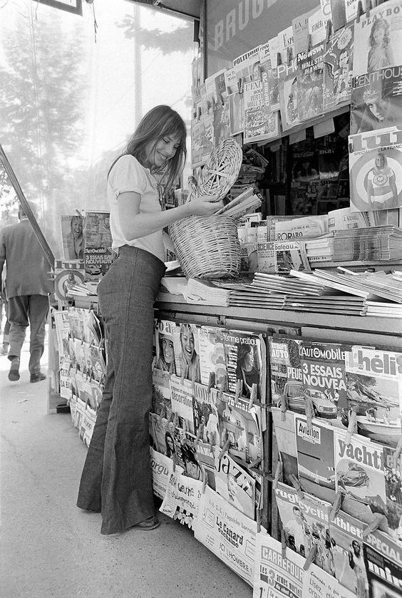 Jane Birkin con la borsa di paglia a Parigi Jane Birkin con la borsa di paglia