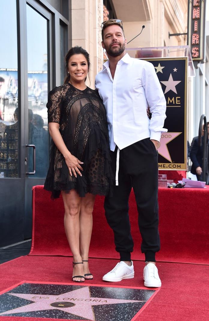 Eva Longoria con sandali L'attrice Eva Longoria indossa delicati sandali con tacco e cinturino