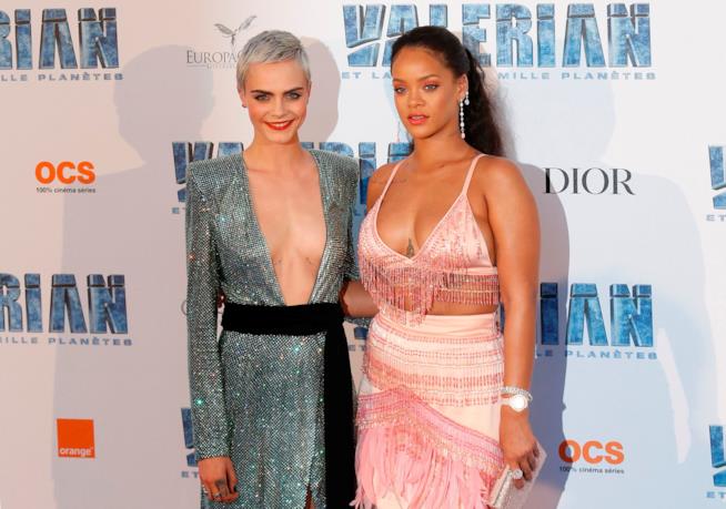 Rihanna in versione curvy ancora più bella e sexy Rihanna con Cara Delevingne alla premiere di Valerian e la città dei mille pianeti