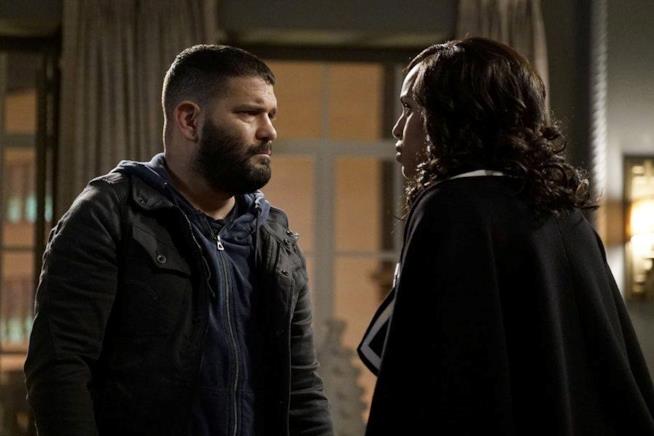 La recensione dell'episodio 7 di Scandal 6 Guillermo Diaz e Kerry Washington in Scandal 6x07