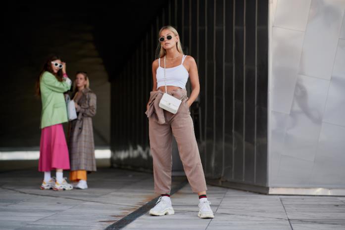 Outfit casual con sneakers Outfit casual con sneakers bianche con pantaloni a vita alta e top bianco