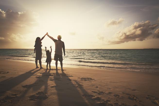 Frasi sulla famiglia Una coppia bacia la propria figlia piccola